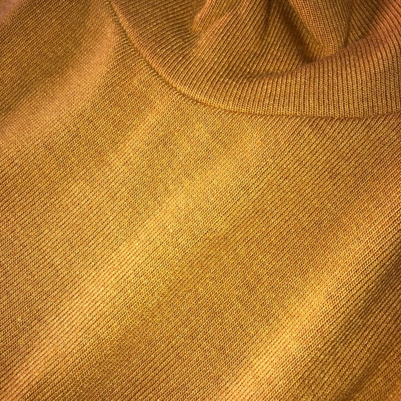 Yellow vintage turtleneck - Picture 3 of 3